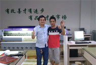 登騰工程師與寫真機滿意客戶合影