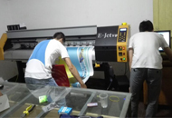 登騰工程師指導客戶操作寫真機