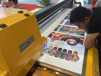 視頻：某客戶購買數(shù)臺奧邁捷uv打印機(jī)進(jìn)行規(guī)模生產(chǎn)