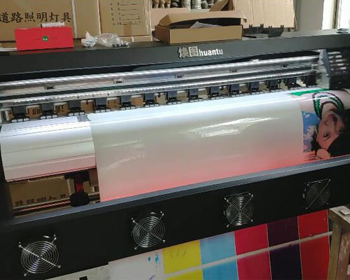 發(fā)【專車上門】一臺煥圖戶外寫真機(jī)和一臺刻字機(jī)發(fā)往長沙森曦標(biāo)識