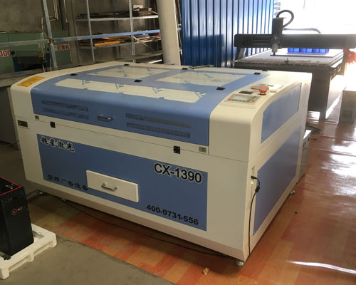 【益陽(yáng)肖總】標(biāo)識(shí)標(biāo)牌用超星激光雕刻機(jī)零出錯(cuò)率 加工更靈活