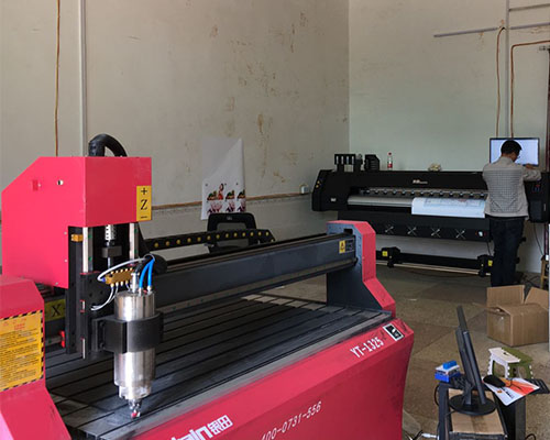 【永江蔡總】噴繪寫真標(biāo)識(shí)標(biāo)牌 就選煥圖寫真機(jī)搭配雕刻機(jī)