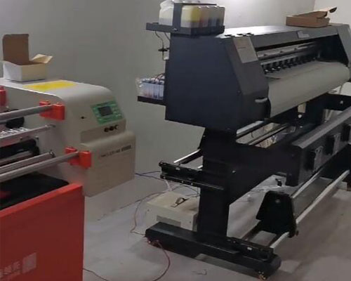 【瀏陽(yáng)卓越廣告】為了整套廣告設(shè)備盡早上崗 周末加班安裝