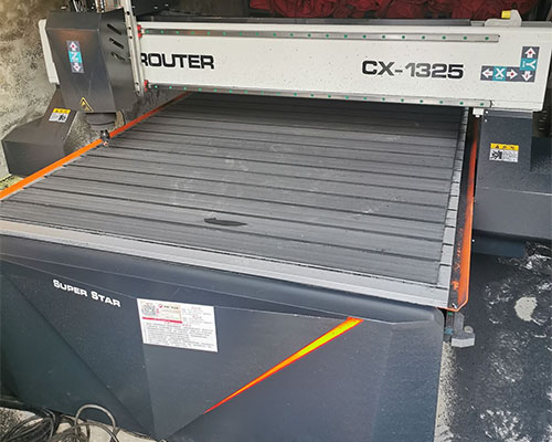 【益陽(yáng)】為了擴(kuò)展廣告加工業(yè)務(wù) 志紅廣告再裝一臺(tái)廣告雕刻機(jī)