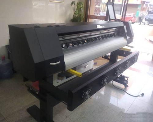 【長沙侖宇廣告】投資預算有限 而1.6米壓電寫真機正好足夠