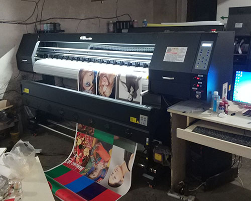 【張家界】宏印廣告再購一臺寫真機 為煥圖戶外寫真機作伴