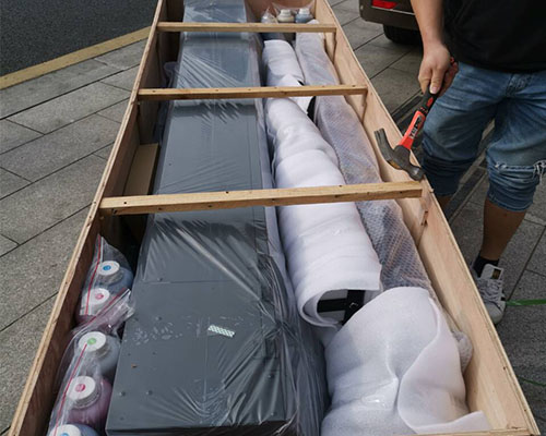 【專車上門】煥圖單頭寫真機和覆膜機送往長沙正軒圖文