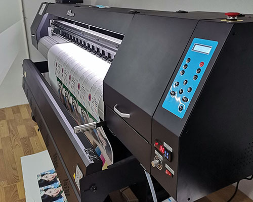 【張家界】江雨廣告主攻噴繪寫真 搶先入手煥圖壓電寫真機(jī)