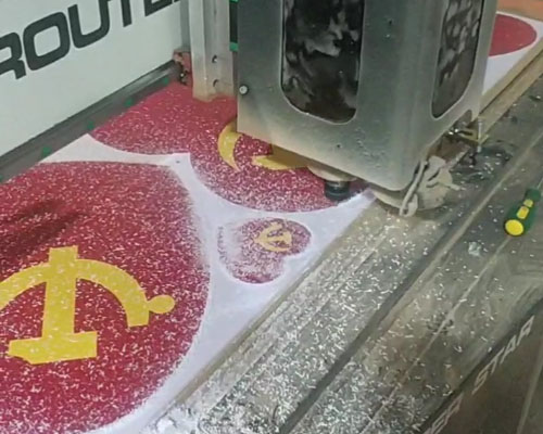 超星自動(dòng)巡邊雕刻機(jī)驗(yàn)收測(cè)試 客戶感嘆切得蠻準(zhǔn)