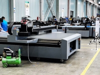 登騰廣告設(shè)備考察深圳金谷田工廠uv平板打印機