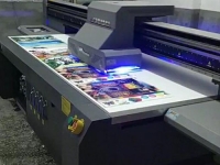 【邵陽】買什么牌子的平板uv打印機更好 他說選國產(chǎn)就對了