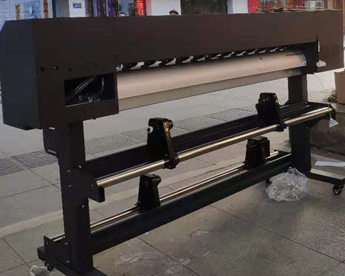 【專車送達】一套廣告店數(shù)碼噴印設備送往長沙升印廣告