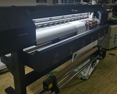 【張家界銘揚(yáng)廣告】國(guó)慶前安裝一臺(tái)煥圖單頭戶外寫真機(jī)