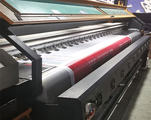 【湘西】廣告公司噴繪機(jī)使用壽命長(zhǎng) 穩(wěn)定省心被老板稱贊