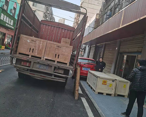 【物流直達】兩臺煥圖寫真機和兩臺覆膜機一并送往駟馬廣告