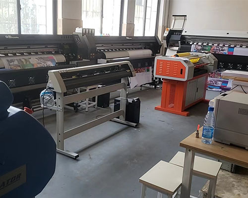 【湘鄉(xiāng)某中專技術(shù)學(xué)?！坎少?gòu)煥圖寫真機(jī)噴繪機(jī)等七臺(tái)設(shè)備