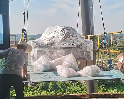 【專車送達(dá)】?jī)膳_(tái)亞克力uv平板機(jī)按時(shí)送達(dá)長(zhǎng)沙肖總工廠5樓