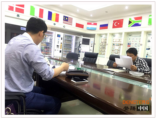 登騰與金碼智能簽約寫真機(jī).jpg 登騰與金碼智能簽約寫真機(jī).jpg