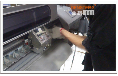 登騰工程師在保養(yǎng)寫(xiě)真機(jī).jpg 登騰工程師在保養(yǎng)寫(xiě)真機(jī).jpg