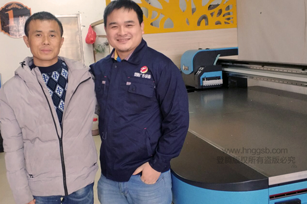 登騰廣告設(shè)備技術(shù)工程師與客戶合影.jpg 登騰廣告設(shè)備技術(shù)工程師與客戶合影.jpg