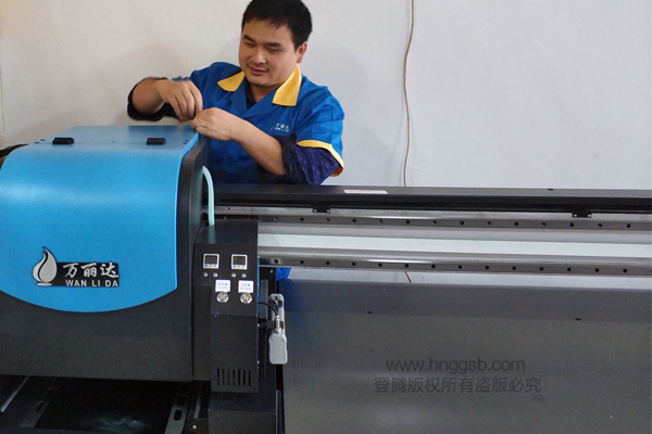 登騰技術(shù)工程師正在調(diào)試萬(wàn)麗達(dá)uv平板機(jī).jpg 登騰技術(shù)工程師正在調(diào)試萬(wàn)麗達(dá)uv平板機(jī).jpg