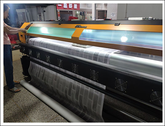 黑邁噴繪機(jī)現(xiàn)場印刷 黑邁噴繪機(jī)現(xiàn)場印刷