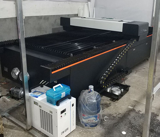 超星激光巡邊雕刻機(jī).jpg 超星激光巡邊雕刻機(jī).jpg