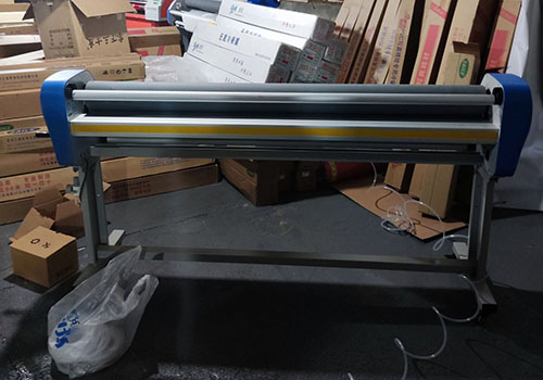 自動(dòng)覆膜機(jī).jpg 自動(dòng)覆膜機(jī).jpg