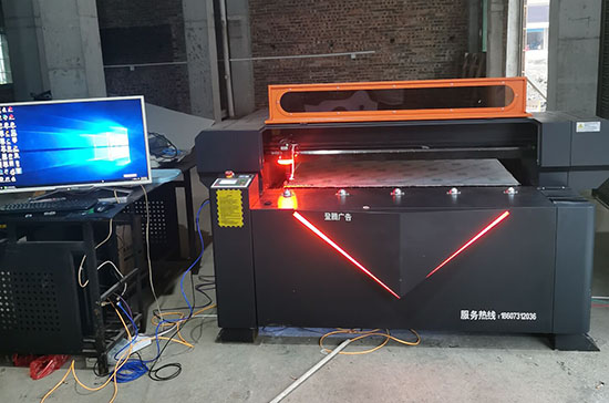 超星激光巡邊雕刻機(jī).jpg 超星激光巡邊雕刻機(jī).jpg