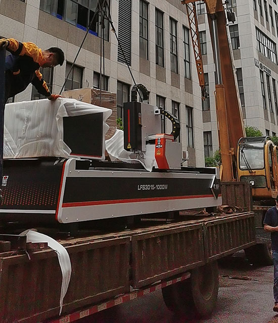 超星切割機(jī)卸貨.jpg 超星切割機(jī)卸貨.jpg