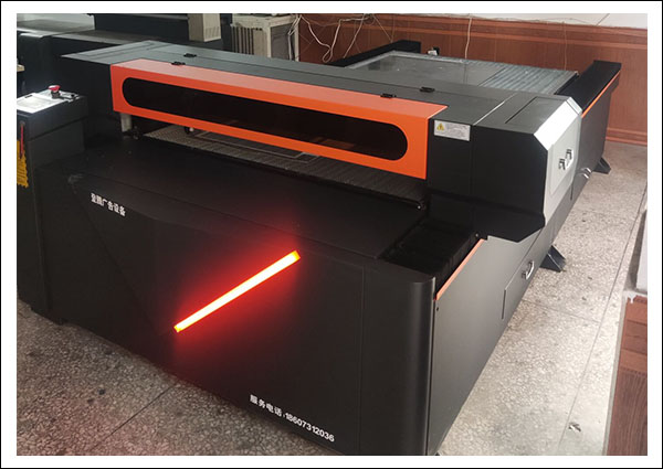 超星激光切割機(jī).jpg 超星激光切割機(jī).jpg