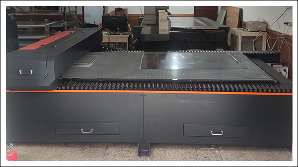 超星激光切割機(jī).jpg 超星激光切割機(jī).jpg