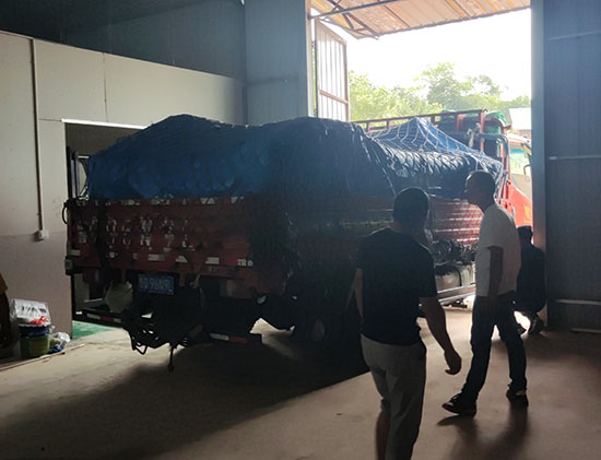 廣告設(shè)備卸貨.jpg 廣告設(shè)備卸貨.jpg