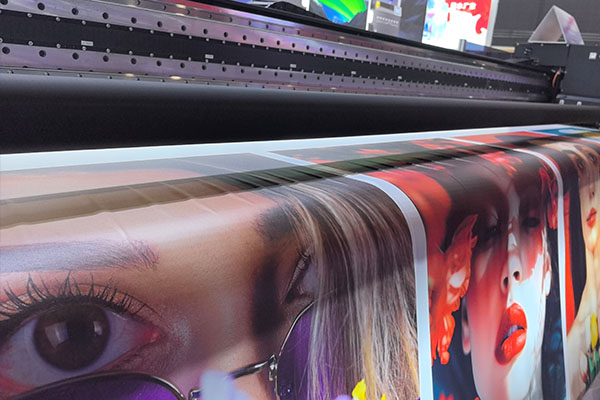 耀眼的創(chuàng)新 煥圖UV熒光打印機(jī)呈現(xiàn)引人注目的閃亮畫面2.jpg