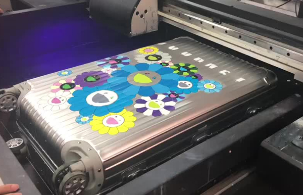 定制化服務(wù)升級 煥圖行李箱UV平板機(jī)為各式箱子加高打印1.jpg 定制化服務(wù)升級 煥圖行李箱UV平板機(jī)為各式箱子加高打印1.jpg