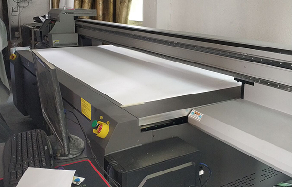 定制化服務(wù)升級 煥圖行李箱UV平板機(jī)為各式箱子加高打印2.jpg 定制化服務(wù)升級 煥圖行李箱UV平板機(jī)為各式箱子加高打印2.jpg