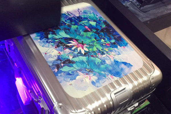 煥圖行李箱uv平板機適應(yīng)各種凹凸異形表面 直接打印鮮艷圖案1.jpg 煥圖行李箱uv平板機適應(yīng)各種凹凸異形表面 直接打印鮮艷圖案1.jpg