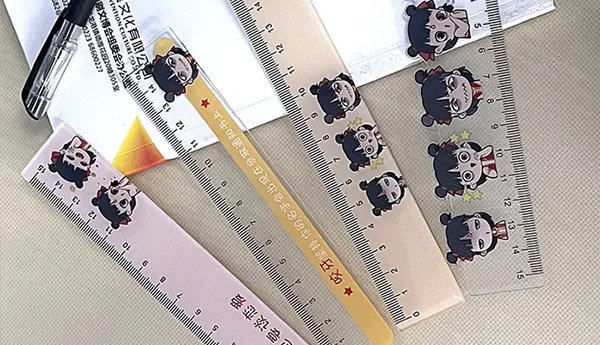 個性化文具制作的理想選擇 煥圖直尺uv平板機突出圖案細節(jié).jpg 個性化文具制作的理想選擇 煥圖直尺uv平板機突出圖案細節(jié).jpg