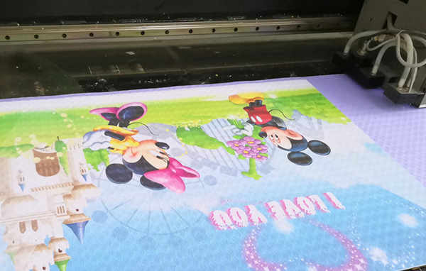 為用戶提升生產(chǎn)率 煥圖瑜伽墊uv導(dǎo)帶機(jī)比uv平板機(jī)速度快3倍.jpg 為用戶提升生產(chǎn)率 煥圖瑜伽墊uv導(dǎo)帶機(jī)比uv平板機(jī)速度快3倍.jpg