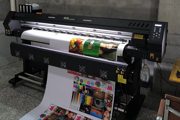 煥圖單頭戶外寫真機為用于180平廣告店 提升打印速度與畫質.jpg 煥圖單頭戶外寫真機為用于180平廣告店 提升打印速度與畫質.jpg