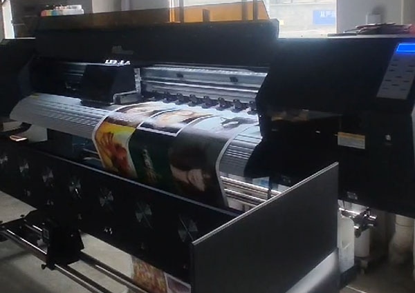 4頭配置的煥圖戶外寫真機(jī)助力廣告加工 大訂單也無(wú)需加班.jpg 4頭配置的煥圖戶外寫真機(jī)助力廣告加工 大訂單也無(wú)需加班.jpg