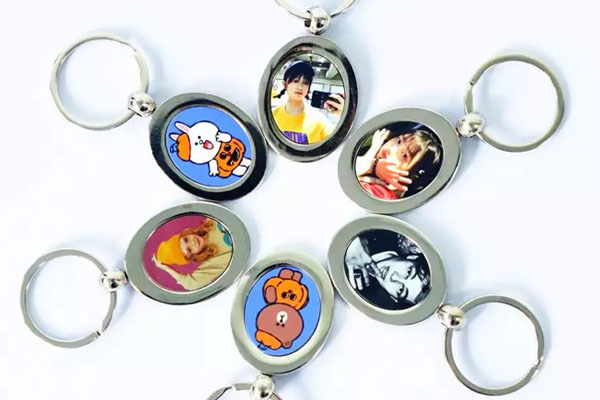 煥圖uv平板機(jī)視覺定位智能打印功能 助力鑰匙扣更快速生產(chǎn)2.jpg