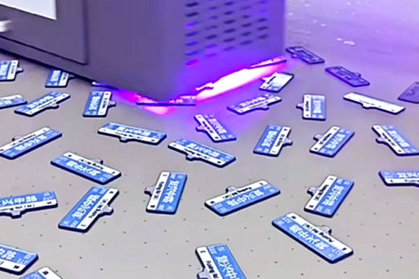 高速便捷的煥圖視覺定位uv平板機(jī) 重新定義徽章掛件生產(chǎn)效率1.jpg