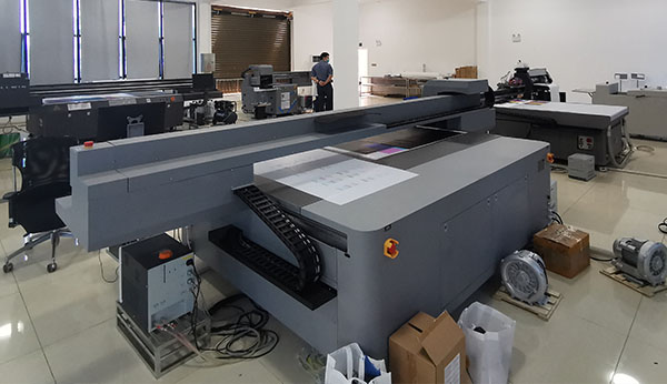 高速便捷的煥圖視覺定位uv平板機(jī) 重新定義徽章掛件生產(chǎn)效率2.jpg