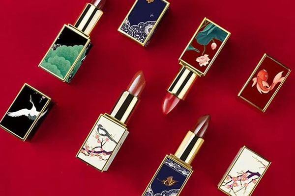 煥圖UV平板機為口紅管打印鮮艷細(xì)膩的畫面 質(zhì)感立現(xiàn)眼前1.jpg