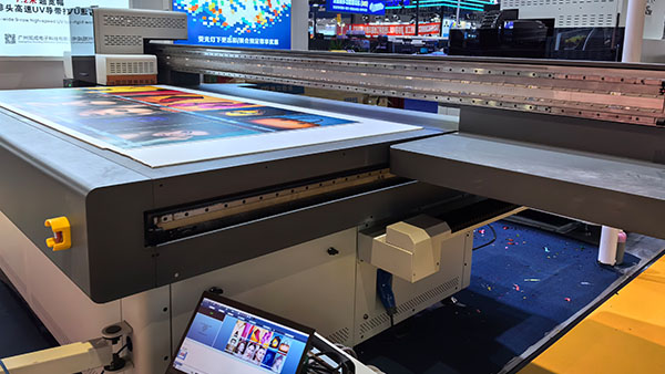 煥圖UV平板機為口紅管打印鮮艷細(xì)膩的畫面 質(zhì)感立現(xiàn)眼前2.jpg