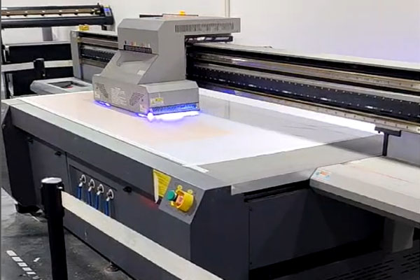 弧面異形處理高手 煥圖UV平板打印機(jī)輕松實(shí)現(xiàn)高落差直噴.jpg 弧面異形處理高手 煥圖UV平板打印機(jī)輕松實(shí)現(xiàn)高落差直噴.jpg