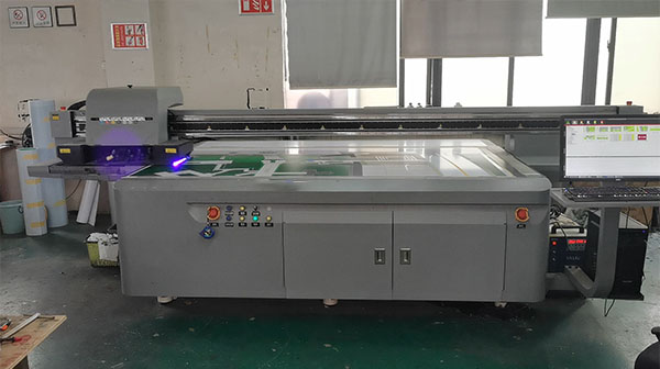 煥圖文具盒UV打印機多材質(zhì)打印 金屬、皮革、帆布皆可勝任.jpg