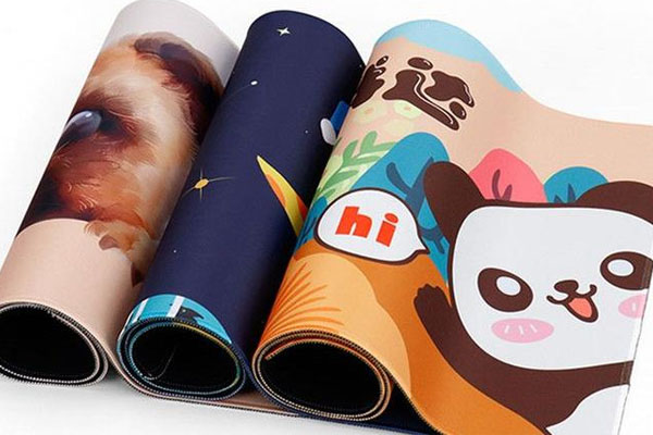 個性化鼠標(biāo)墊批量加工制作 湖南李總使用煥圖UV導(dǎo)帶機(jī).jpg