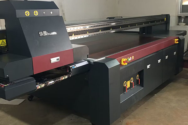 煥圖文具UV平板機(jī)功能強(qiáng)大 實(shí)現(xiàn)高清細(xì)膩的個(gè)性化打印1.jpg